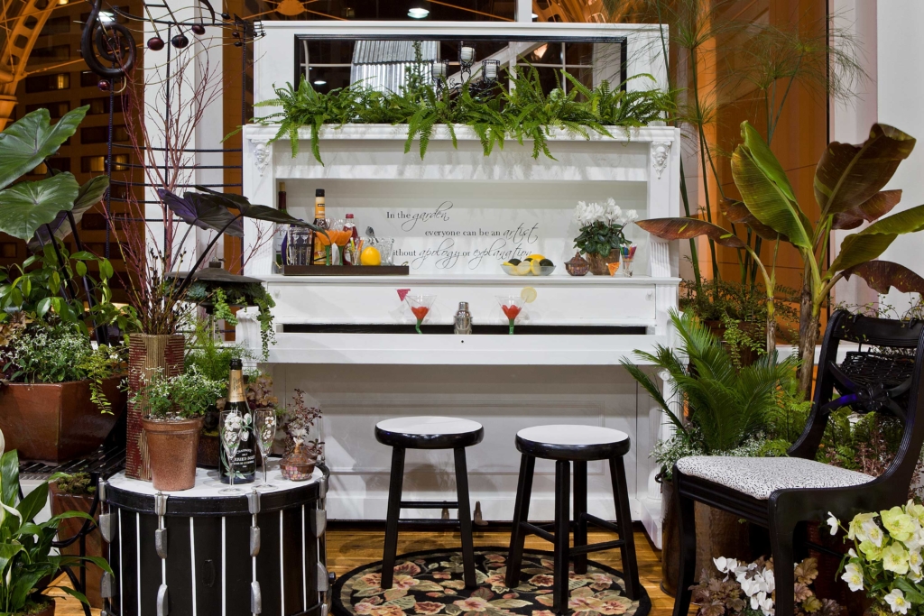 Freshly poured drinks invite you to pull up a stool in the garden an in this outdoor cocktail bar. Photo: Northwest Flower & Garden Show