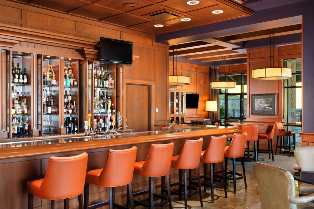Feast on delicious eats paired with handcrafted cocktails in Westin Bear Mountain’s Masters Lounge. Photo: Westin Bear Mountain