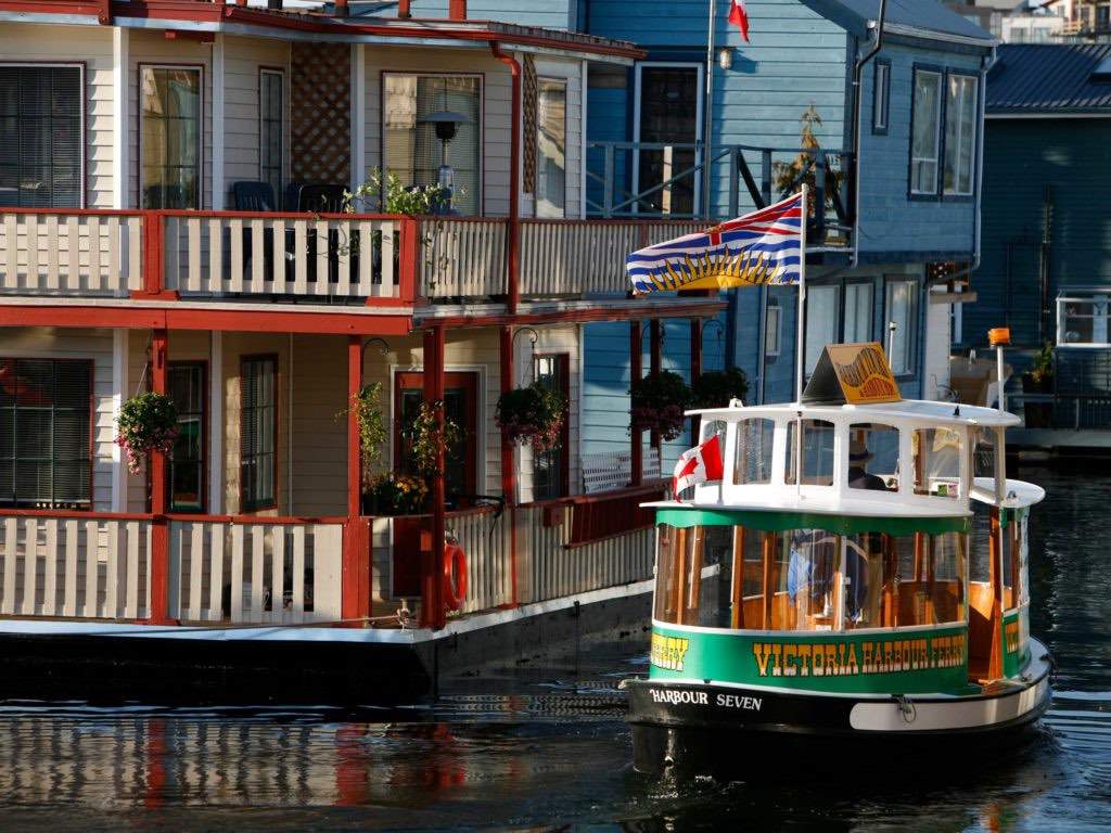 Harbour ferries cruise through Fisherman's Wharf.